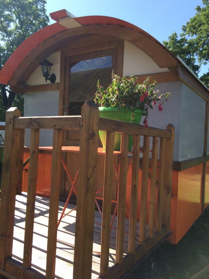 Les Roulottes De L'Airou Hotel Beauchamps  Exterior foto